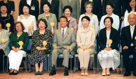 麻生総理、小渕大臣、と並んで記念撮影