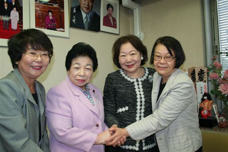 自民党の南野議員（左から２人目）と固い握手をかわす越堂静子さん（左）、原ひろ子さん（右）と樋口理事長