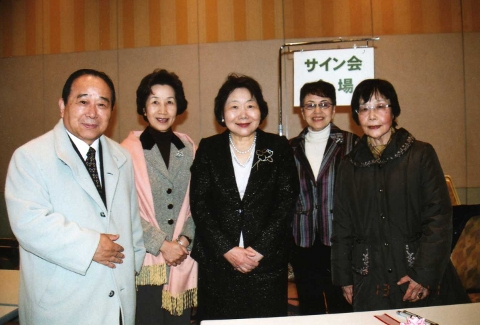 お祝いに駆けつけてくださった「こころの家族」の田内理事長ご夫妻と京都の会の中西豊子さんとグループの方と記念撮影