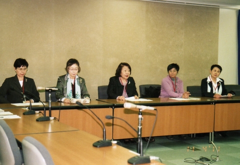 厚労省での記者会見　左から宮崎運営委員、沖藤副理事長、樋口理事長、望月理事、稲葉理事