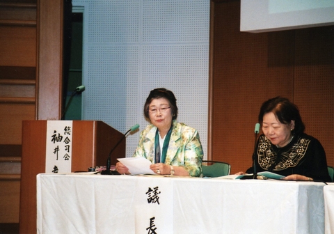 議長席の沖藤副理事長と樋口理事長（左から）