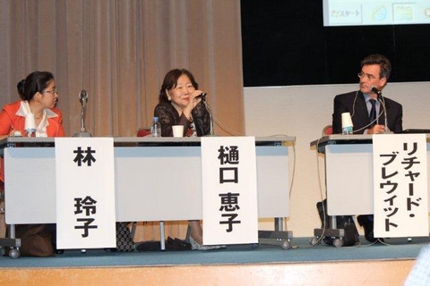 コメンテータとして日本の高齢者問題を発表する樋口恵子さん