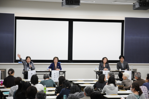 壇上の講師　左から樋口さん、板本さん、信田さん、古市さん