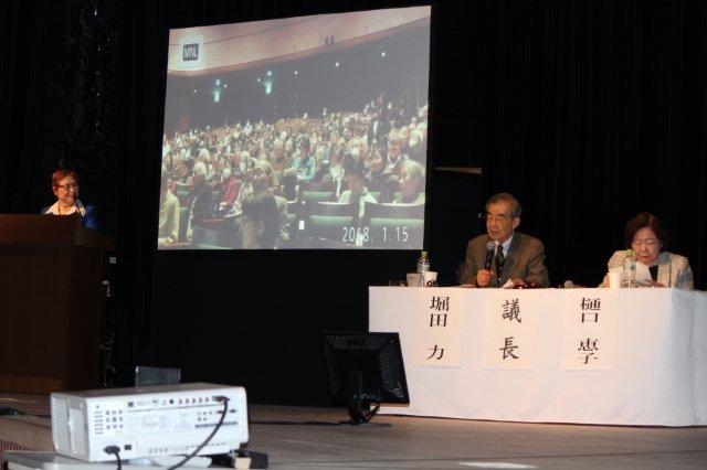 舞台上の左から、司会の松村満美子さん、議長席の堀田力さんと樋口恵子さん