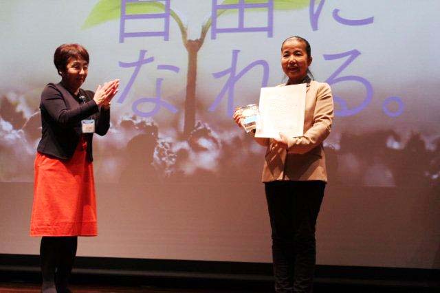 健康づくり部門　優秀賞の賞状と楯を手に　石田路子さん