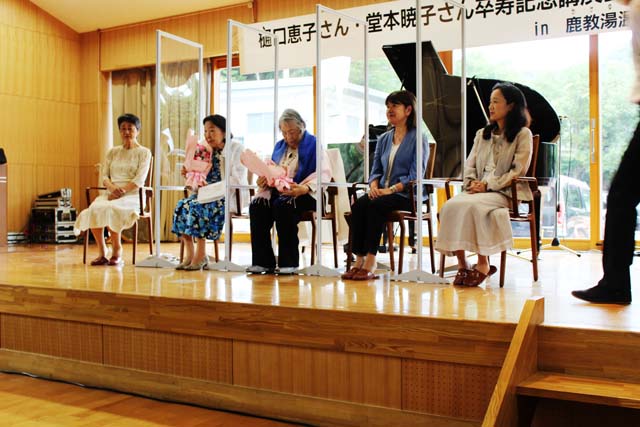 左から天野惠子さん、お祝いの花束を手にした樋口・堂本さん、名執雅子さん、中島恵理さん